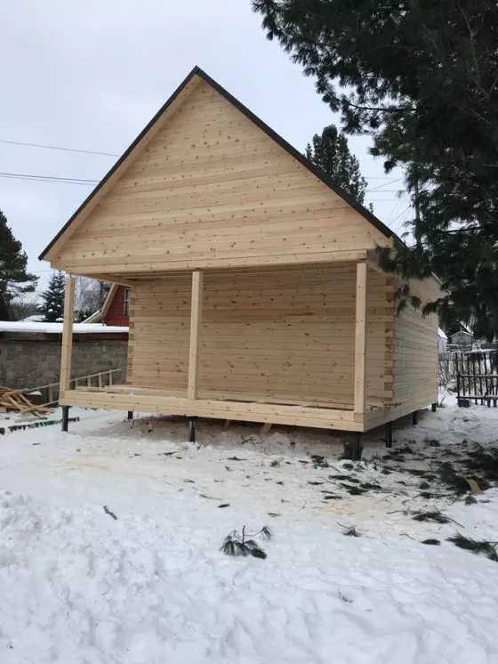 Дачный дом с верандой под общей крышей